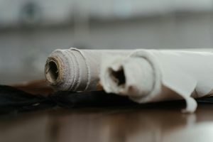 Réenchanter nos tissus : l’upcycling comme geste créatif et cercle vertueux